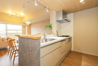 【キッチン】 | ザ・草津タワー COLORS工務店リノベーションツアー有 | 施工事例です。現状は吊戸棚がついております。こちらを解体して開放感のあるキッチンにすることが可能です！