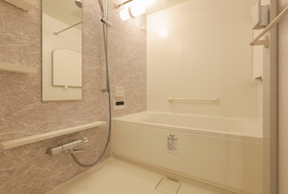 【浴室】 | ザ・草津タワー COLORS工務店リノベーションツアー有 | 施工事例です。
あなたのお好きなメーカー・色味で素敵なバスルームを作りましょう！