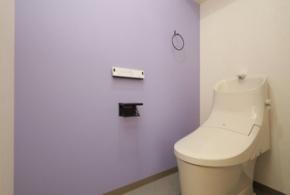 【トイレ】 | ザ・草津タワー COLORS工務店リノベーションツアー有 | 施工事例です。お好きな壁紙にして
お好きなトイレにしてトイレをリラックス空間にしましょう！