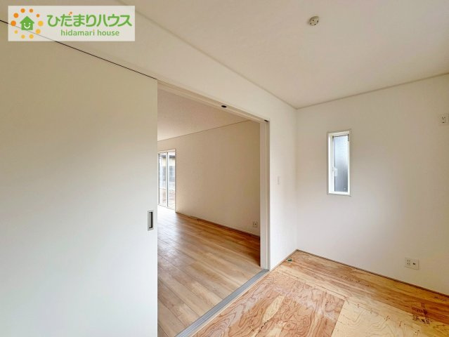 ひたちなか市平磯遠原町第1　新築戸建　1号棟の和室|扉を閉じれば来客用のお部屋として。開いて広い空間を作れば、お子様の遊び部屋として使えます！