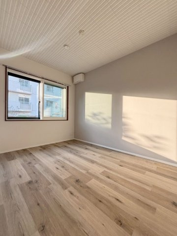 「防音マンション」VORT豊玉中レジデンスの居間・リビング|防音室は防音床、防音壁、防音天井となっており、まさに楽器を演奏するためにつくられた24時間楽器演奏可能の防音室です