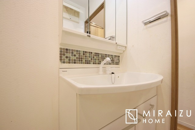 【独立洗面台】 | 朝の身支度に欠かせない洗面台は
収納性と機能性を兼ね備えた独立洗面台です！