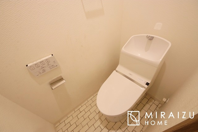 【トイレ】 | 白いレンガ調のクッションフロアがお洒落です！
おしり洗浄、暖房便座、手洗いの機能を標準装備！