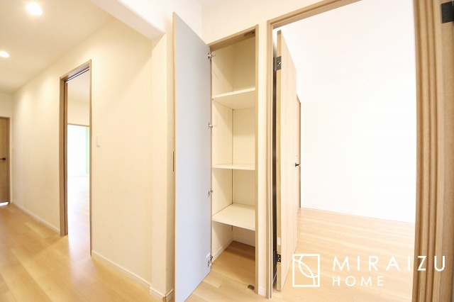 【玄関】 | 暗くなりがちな玄関でも白基調+木の温かみで明るい空間に！
永く住むからこそシンプルで飽きのこないデザインです！