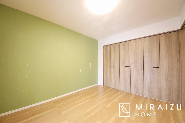 【寝室】 | リビングに隣接する洋室6.0帖です！
淡いグリーンのアクセントクロスがお洒落ですね！