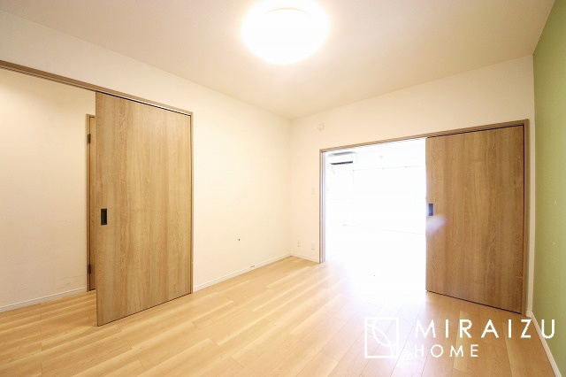 【子供部屋】 | お家に入って右手にある洋室4.9帖です！
程よい「こもり感」があり集中・休スペース向き！