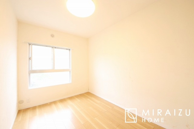 【洋室】 | お家に入って直線上にある洋室6.0帖です！
PCやデスクを置いても窮屈になりにくいお部屋です！