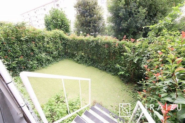 【庭】 | 窓の外に自分たちのお庭があることで視覚的にも広がりがでます！
管理組合が草木の剪定してくれるためお手入れの手間がも減ります！