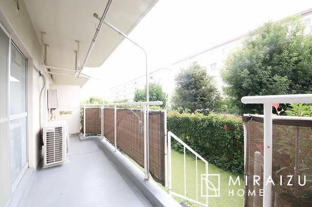 【バルコニー】 | 窓が大きいので開けるだけで風の通り道になり
室内の空気が入替えしやすい！