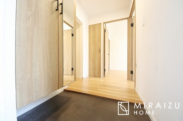 【玄関】 | 暮らしやすさを考えたプランで快適な現地ロケーションを実現。安らぎに満たされる、ゆとりのある日々を過ごせます♪