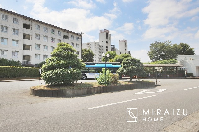 【周辺】 | 敷地内にバス停があります！
雨の日や車が使えないときでも、徒歩でバスに乗ることができます！
