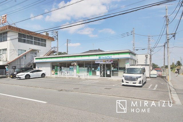 【周辺】 | バス停の目の前には便利なファミリーマートがあります！
