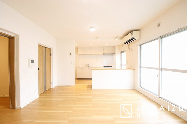 【居間・リビング】 | 大きな開口部からは暖かい光が降り注ぎ
大切な家族に安らぎを与えられる環境です！