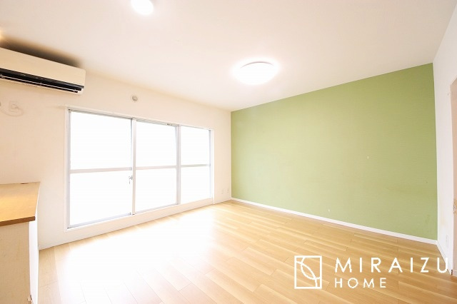 【居間・リビング】 | リビングに洋室6.0帖が隣接していて
開放することでさらに広い空間になります！