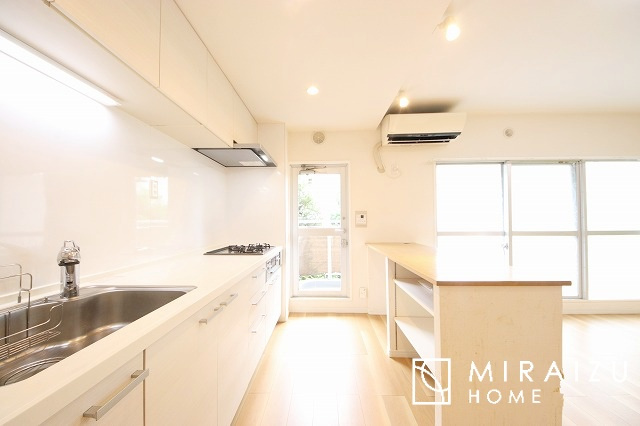 【キッチン】 | 勝手口付きの広々としたキッチンです！
また収納豊富で片付けやすく散らかりにくい！
