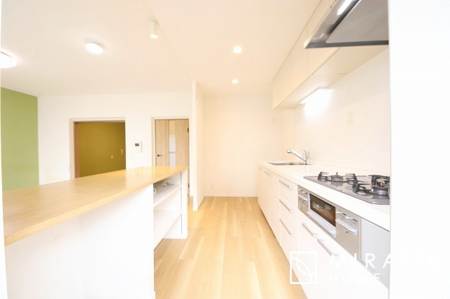 【キッチン】 | リビングを見渡せる対面式キッチンです。家事をしながらでも家族との時間を大切に出来ます。キッチンカウンター型の収納は対面式で
家事をしながらでも家族との時間を大切にできます！