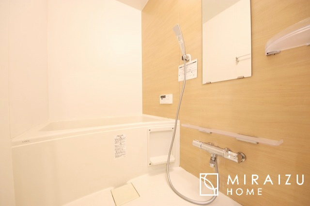 【浴室】 | 暖かい色みの浴室は落ち着いた気分になりやすく
くつろぎ空間を演出できます！