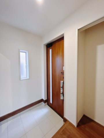 【新築戸建】高崎市八千代町の玄関|■玄関（1号棟）｜玄関横には収納をご用意しております。冬場なコートなどを収納をするのに便利なスペースです♪