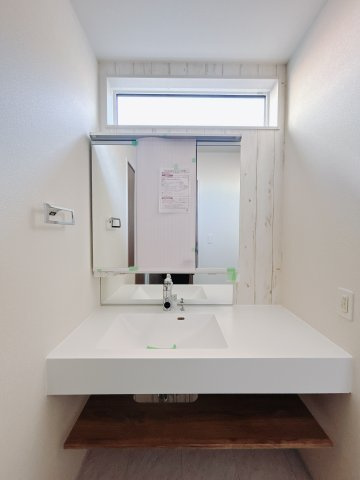 【新築戸建】高崎市八千代町の独立洗面台|■洗面室（1号棟）｜大きな鏡で朝の身支度もラクラク♪毎日の忙しい準備が楽しくなる洗面所です(^^