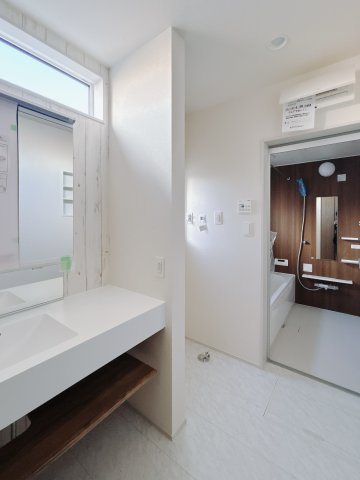 【新築戸建】高崎市八千代町の独立洗面台|■洗面室（1号棟）｜洗濯機を置いてもゆとりある広さの洗面脱衣室です♪三面鏡の洗面化粧台なので身支度もしやすくおしゃれが好きな方にも嬉しい設計です♪窓があるので換気の際も楽ちんです♪