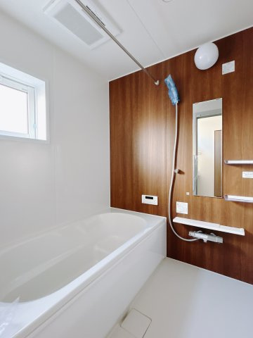 【新築戸建】高崎市八千代町の浴室|■浴室（1号棟）｜デザイン性に優れた浴室♪1日の疲れを癒す、ゆったりとしたバスタイムをぜひお過ごしください(*＾＾*)大きな窓付きで嬉しい♪