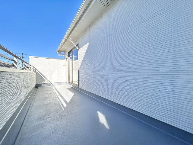 【新築戸建】高崎市八千代町のバルコニー|■バルコニー（1号棟）｜普通のバルコニーより広い仕様のバルコニー。洗濯物やお布団だけでなく雨の日にたまった洗濯物はもちろん、プランターを置くことで家庭菜園も可能です