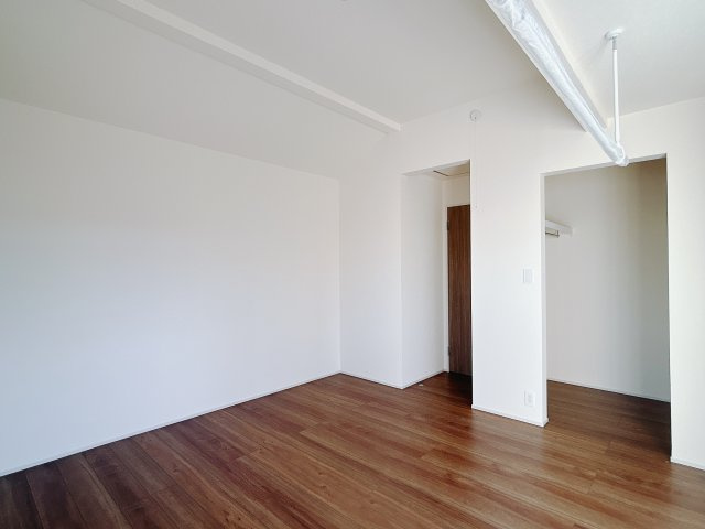 【新築戸建】高崎市八千代町の寝室|■主寝室（1号棟）｜広い寝室ならインテリアも自由自在にお楽しみいただけます♪お外から帰ってきた後は寝室でゆっくり自分の時間をお過ごしください。