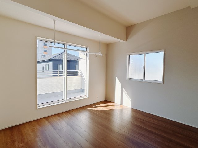 【新築戸建】高崎市八千代町の寝室|■主寝室（1号棟）｜ダブルベッドを置いても充分な広さを2Ｆのお部屋に設けております。お子様と家族みんなで寝るのも夢じゃありません♪窓からは光が差し込むので日中でも明るいお部屋です