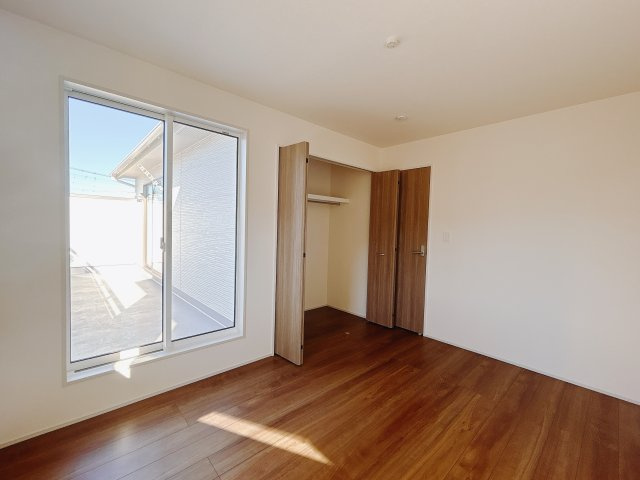 【新築戸建】高崎市八千代町の洋室|■2階洋室（1号棟）｜ナチュラルカラーの床です。模様替えなどとても楽しく工夫できます♪陽当たり、風通しもとても良いので毎日快適な生活スタートです！子供部屋にも良いですね♪