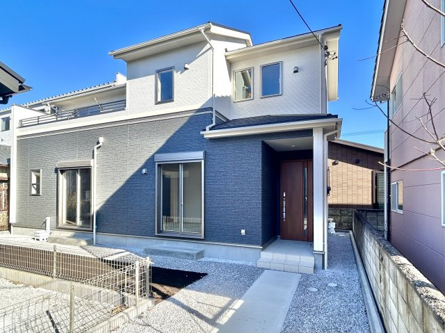 【新築戸建】高崎市八千代町の外観|■外観（1号棟）｜陽だまりのリビング、家事らくキッチンのお家、ついに完成！永く住むほどに愛着を深める、味わい豊かなデザインです。完成したばかりの新築を、一度ご覧になってみませんか？