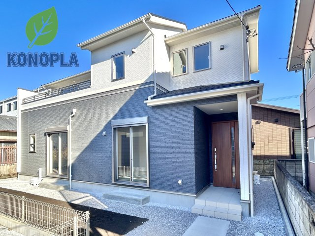 【新築戸建】高崎市八千代町の外観|■外観（1号棟）｜外壁のアクセントカラーがシックな外観です。シンプルなデザインでありながらも「個性」を損なわず、お客様一人ひとりの暮らし方にフィットします。