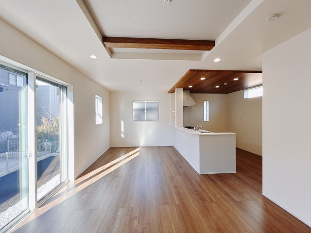 【新築戸建】高崎市八千代町の居間・リビング|■リビング（1号棟）｜窓から射し込む陽射しが縦横に広がり、あたたかな空間が形づくられています。ここはご家族の笑顔集まる憩いの空間です( ＾＾ )