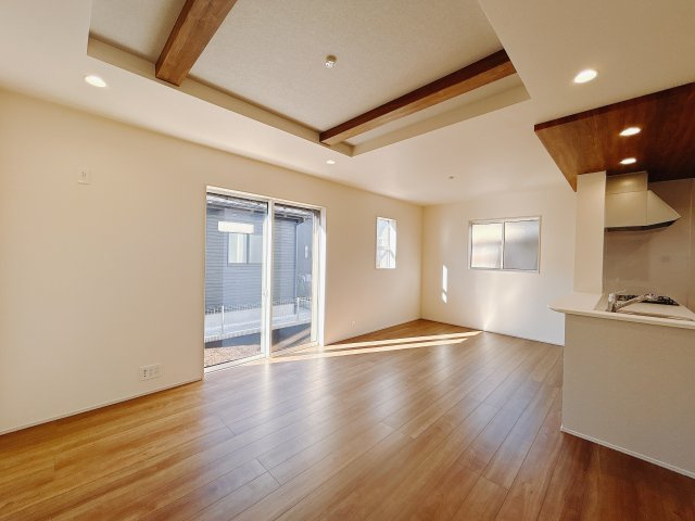 【新築戸建】高崎市八千代町の居間・リビング|■リビング（1号棟）｜陽当たり良好のリビングダイニング♪賃貸では叶わなかった、お友達とのホームパーティや大音量で映画やテレビを楽しむことができます(*^^*)