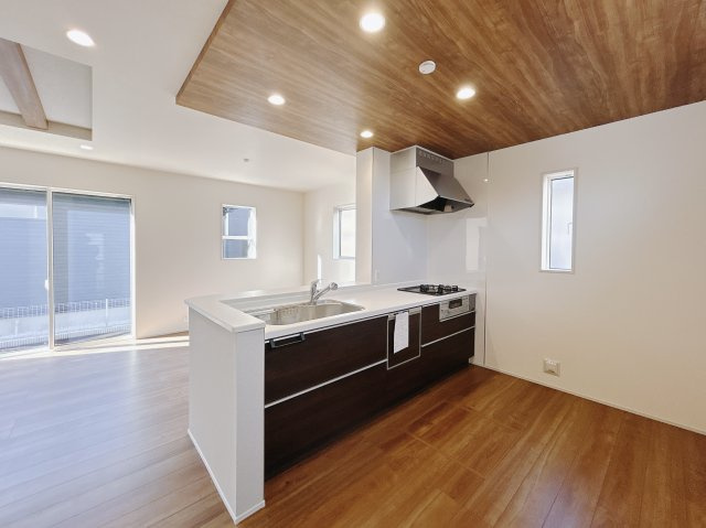 【新築戸建】高崎市八千代町のキッチン|■キッチン（1号棟）｜ワークトップの幅が広く、お子様といっしょにお料理をつくったり、ちょっとしたパーティーも楽しめます。フラットなのでお掃除がしやすいのもポイントです♪