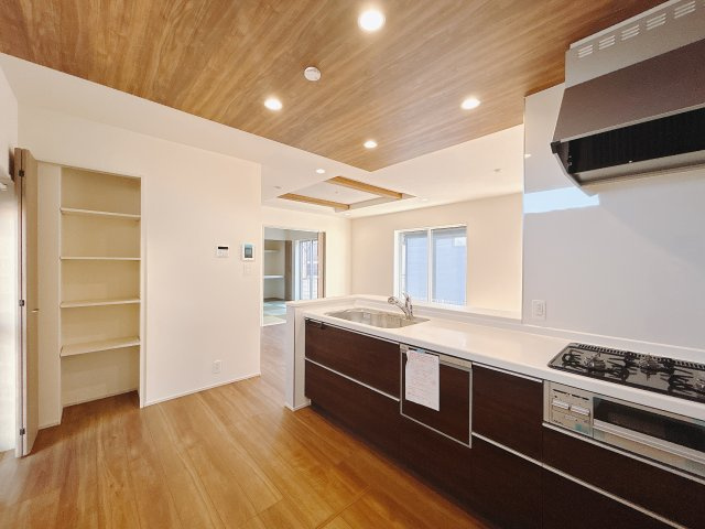【新築戸建】高崎市八千代町のキッチン|■キッチン（1号棟）｜ワークトップ下には、圧力鍋やパスタ鍋などのかさばる調理器具もラクラク収納可能なスライド収納！ものが溢れがちなキッチン回りもスッキリきれいに管理ができます♪