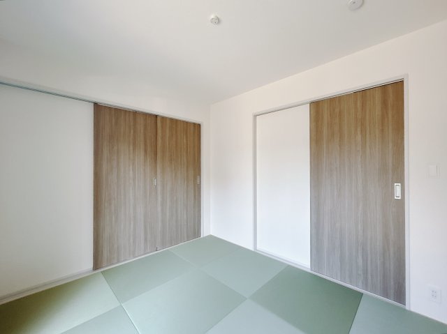 【新築戸建】高崎市八千代町の和室|■1階和室（1号棟）｜リビングと繋がっている和室は、お子様の様子を見守りながらお洗濯物を畳んだり、家事の合間のちょっとした休憩やのんびりお昼寝にも♪セカンドリビングとしてもお使いいただけます。