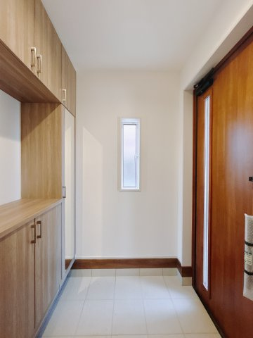 【新築戸建】高崎市八千代町の玄関|■玄関（1号棟）｜「玄関から、我が家を心地よく。自然の風や光を感じられる気持ちのいい玄関へ。」永く居心地のいい暮らしを演出する快適性能と安心を両立させたドアを採用しました！