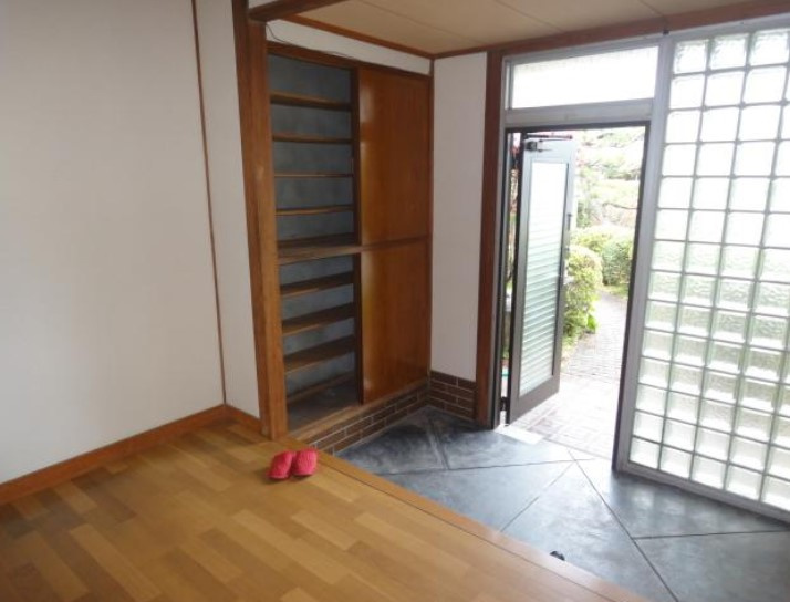 安川貸家の玄関