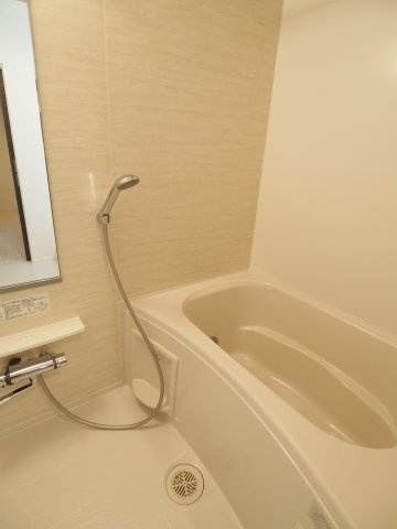 【収納】 | リビオン千駄ヶ谷 | たっぷり収納できるウォークインクローゼット付き※別部屋参考写真