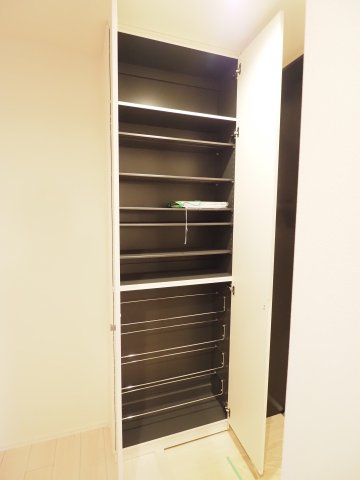 【内装】 | リビオン千駄ヶ谷 | 備え付けのデスクも活躍しそうです！※別部屋参考写真