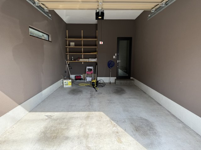 前橋市前箱田町　築浅平屋中古住宅の駐車場|ガレージ1台用