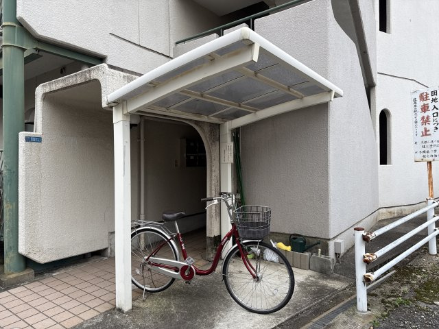 コーポラスエルの駐車場