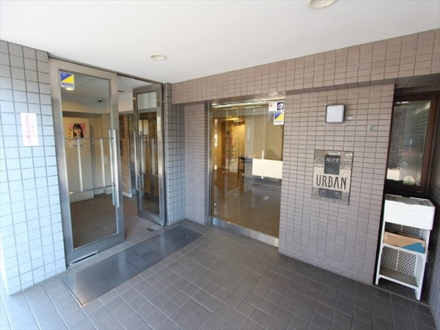 【エントランス】 | ナイスアーバン志木　(丸井志木店) | 志木第三小学校まで徒歩10分で、お子さまの通学も安心。