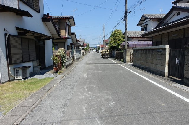 高崎市中尾町　【リフォーム歴あり】中古住宅の前面道路含む現地写真|西側道路を南から北方向