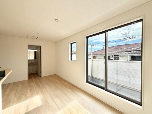 【Cradle garden】西東京市芝久保町第16の居間・リビング|2階にリビングを設置することで道路や外からの視線が届きにくい、プライバシー性の高いリビングでゆっくりと寛ぐことができます。