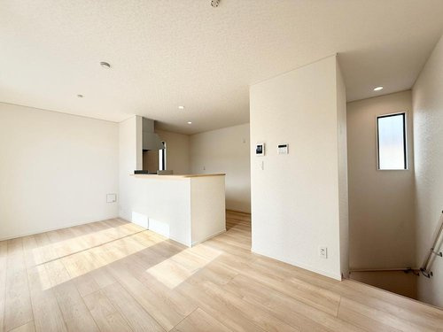 【Cradle garden】西東京市芝久保町第16の居間・リビング|料理をしながらリビングで遊ぶお子様の様子を見守ることができる対面キッチン。来客の際なども会話をしながら、キッチンに立つことができ、リビングからすっきり見えます。