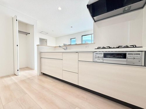 【Cradle garden】西東京市芝久保町第16のキッチン|大型オールスライド収納を採用した、機能的な対面キッチンです。キッチン横には便利なパントリーを設計。食品や飲料のほか、日常使う頻度の少ない調理器具や什器類をストックするために便利な収納庫です。