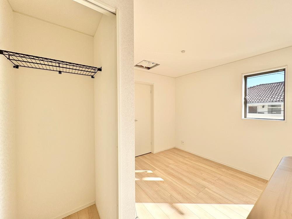 【Cradle garden】西東京市芝久保町第16のキッチン|パントリー：食品や飲料のほか、日常使う頻度の少ない調理器具や什器類をストックできる収納です。リビング収納にも使えるので、使い勝手の良い収納になるでしょう。