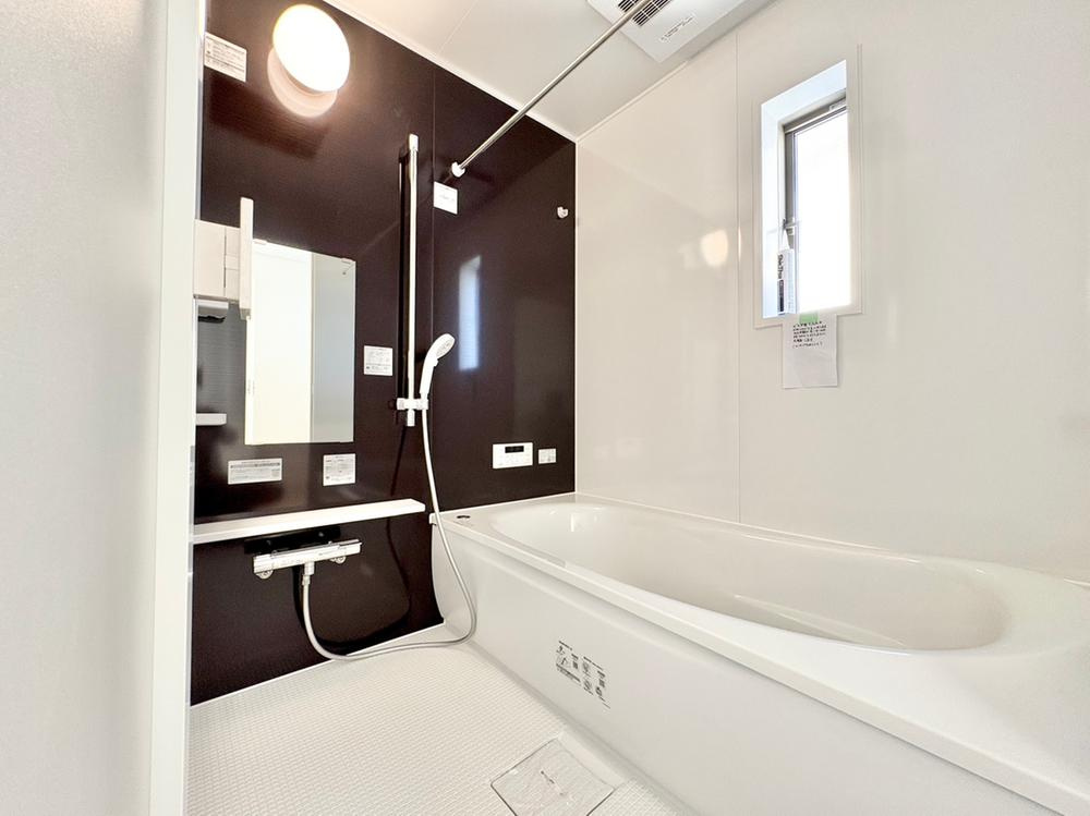 【Cradle garden】西東京市芝久保町第16のキッチン|きれいなバスルームでは浴槽に入ることで、一日の疲れを癒せることでしょう。天候次第では浴室乾燥を使ってみてください。また寒い時は入浴前に暖房で暖める事で、ヒートショックの予防にも
