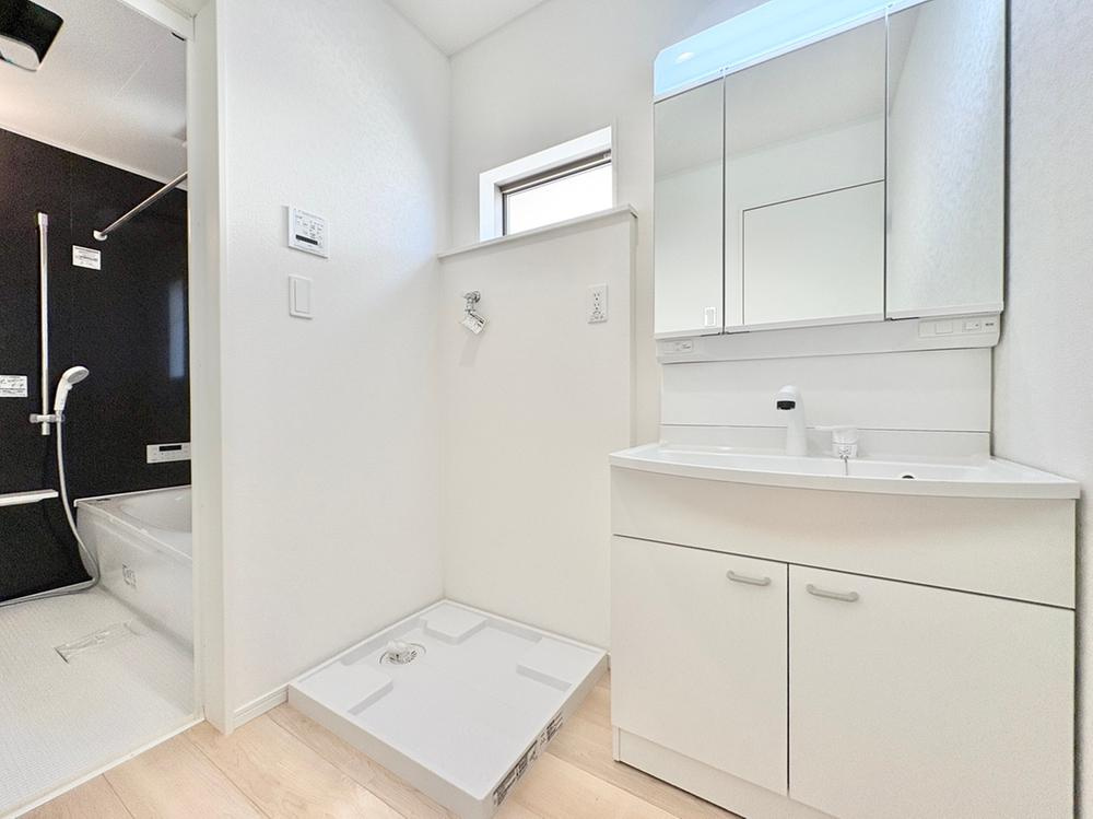 【Cradle garden】西東京市芝久保町第16の洗面所|目覚めを迎え、自然とリセットできる場所でもあり、癒しの空間。使いやすく、三面鏡を採用し、明るく仕上げました。毎日の気持ちの切り替えに大切な場所になるでしょう。